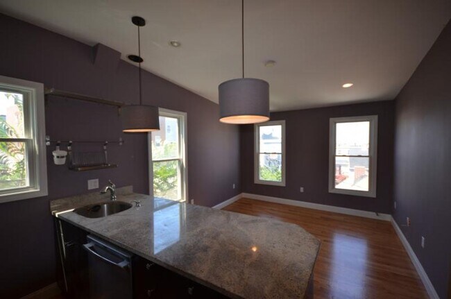 Foto del edificio - Spacious 2.5 Bed Now Available