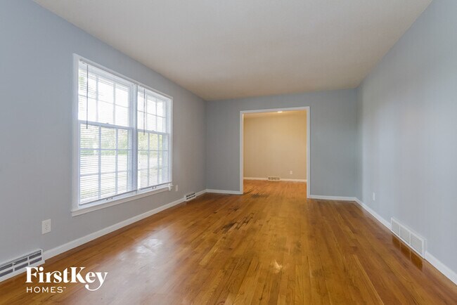 Building Photo - 1505 Country Club Dr