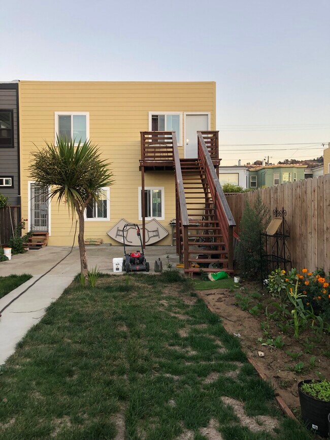 Building Photo - 172 Del Monte St