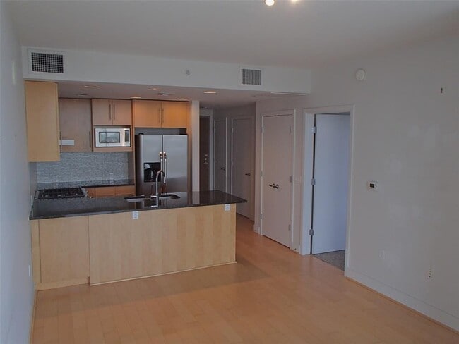 Building Photo - 300 Bowie St