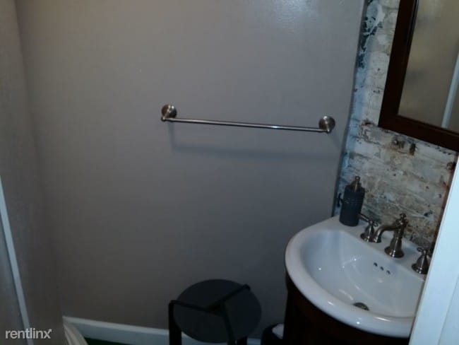 Building Photo - 1 br, 1 bath Townhome - 219 W 6th St