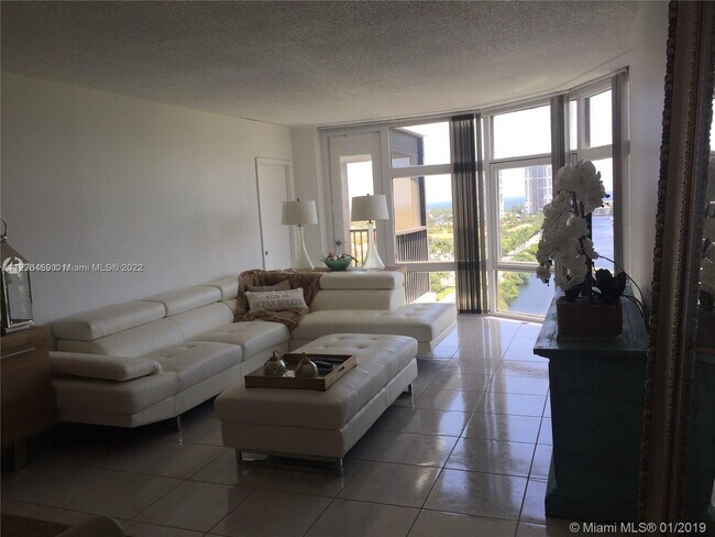 Foto del edificio - 3375 N Country Club Dr