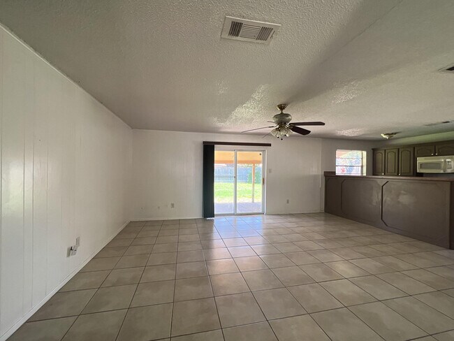 Building Photo - Hard to find 4 bedroom home in Haltom City