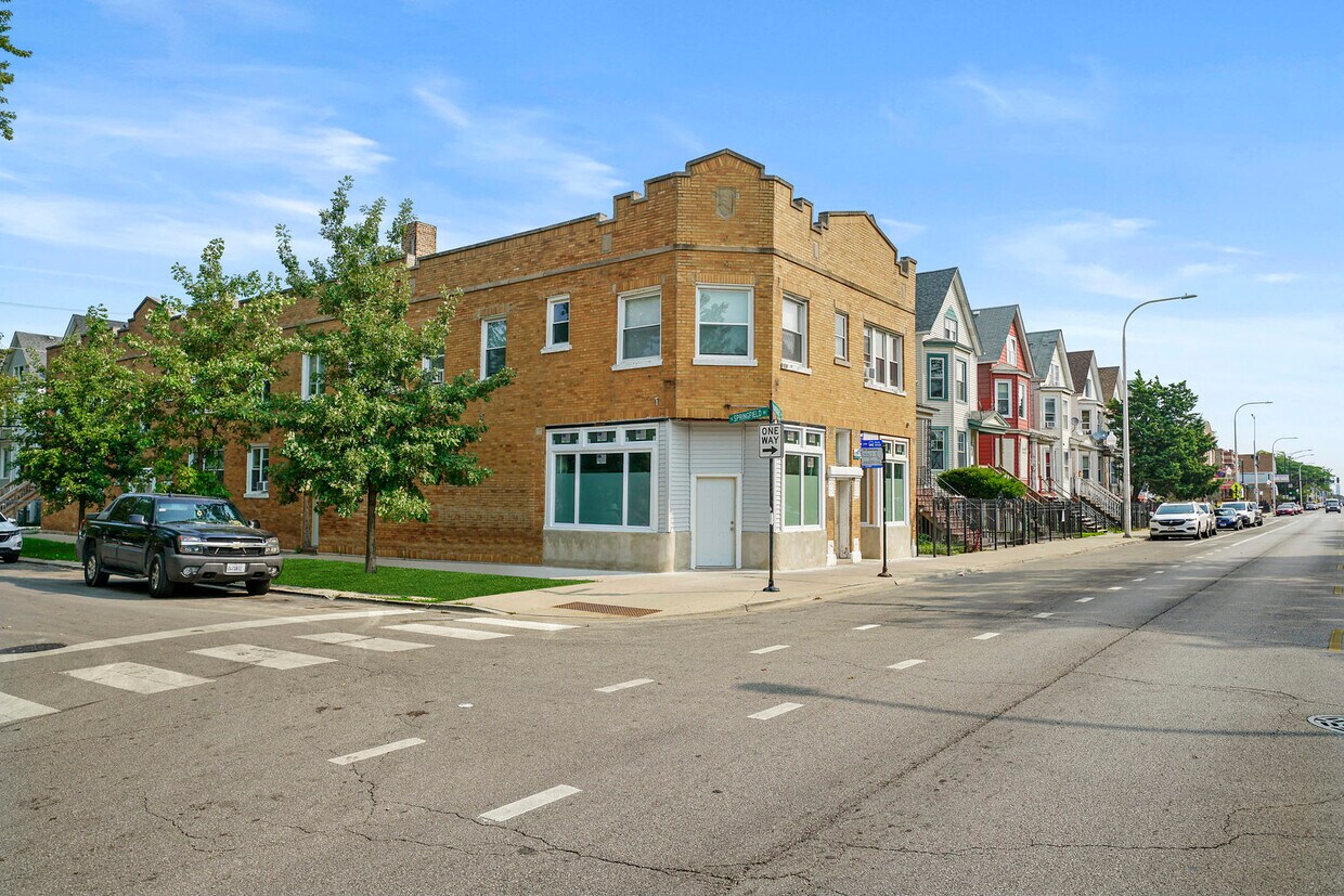 Primary Photo - 3856 W Diversey Ave