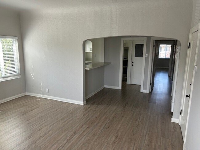 Foto del edificio - 1055 Mira Mar Ave.
