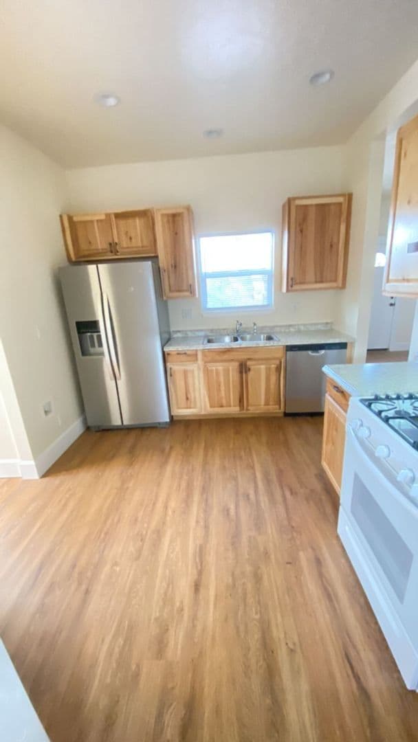 Building Photo - Creek Front Home