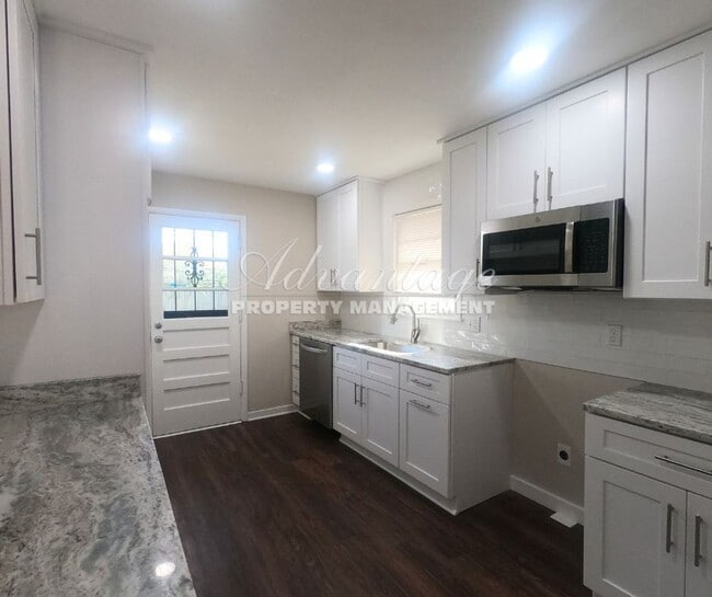 Building Photo - Beautiful, Fully Renovated 3-bedroom, 2-bath