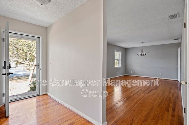 Building Photo - 628 Highwood Cir
