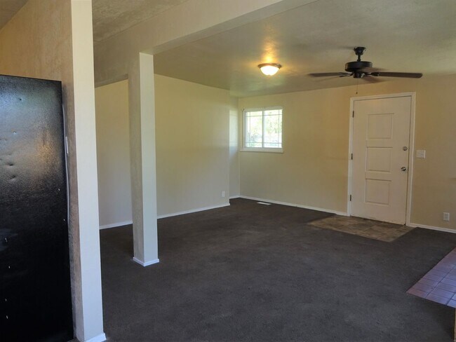 Building Photo - Large 4 Bed 2 Bath with Extra Large 2 Car ...
