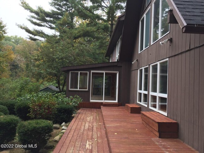 Foto del edificio - 24 Tamarack Ln