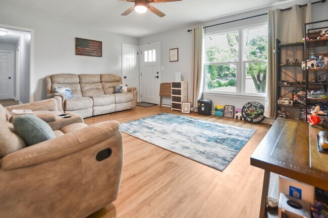 Foto del edificio - Updated Three Bedroom!