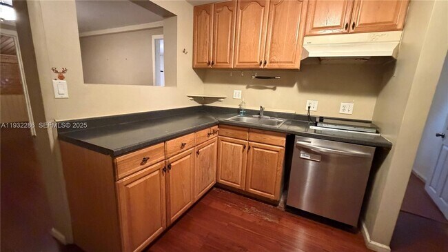 Foto del edificio - 329 NE 58th St