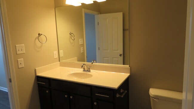 Baño del tercer piso: acceso desde el dormitorio 2 o desde el pasillo. - 2108 Middle Tennessee Blvd