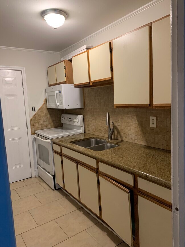 Kitchen-2 - 3027 Columbus Cir