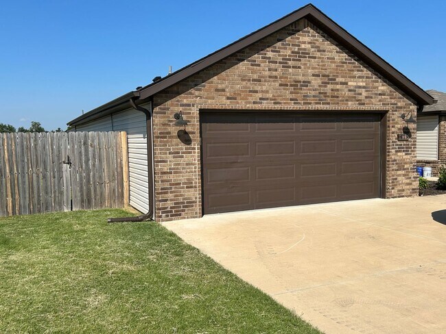Foto del edificio - Beautiful Newer Home with Spacious Two-Car...