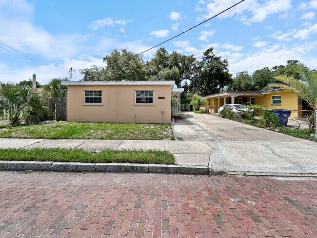 Foto del edificio - 2613 E Clark St