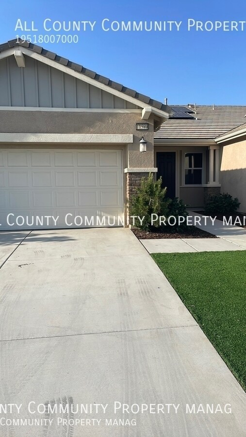 Building Photo - 4 Bedroom w. Den, 3.5 Bathroom Single Stor...