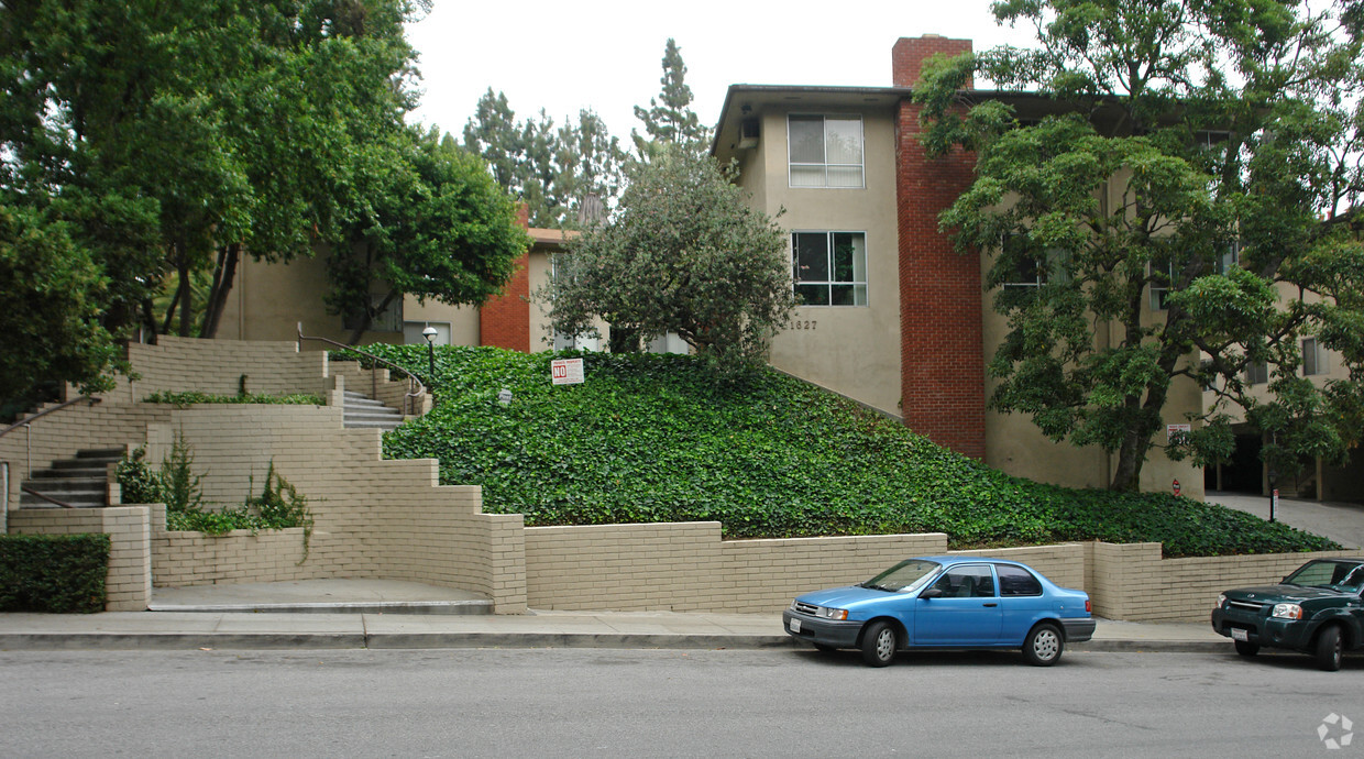 Primary Photo - Amberwood Apartments