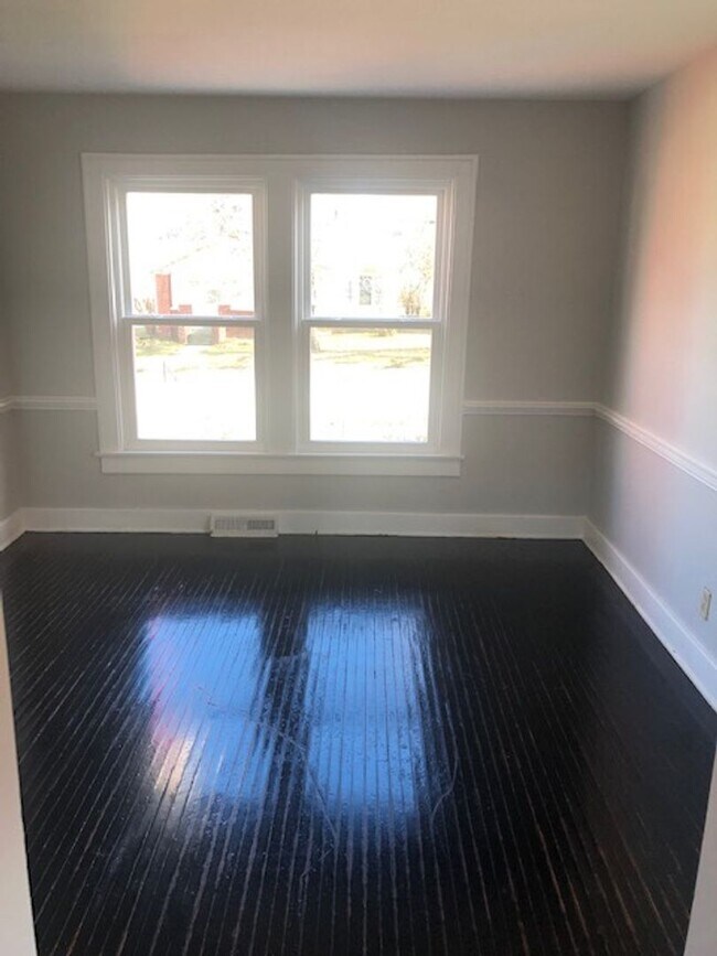 Foto del edificio - LARGE 5 Bed/2Bath Hoosier-style home close...