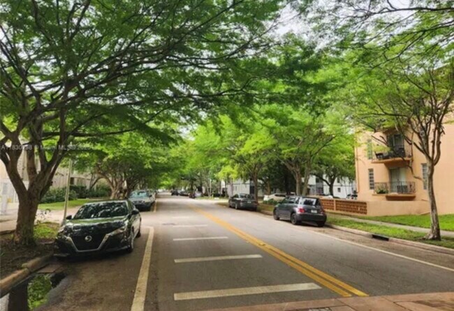 Building Photo - 1014 Salzedo St