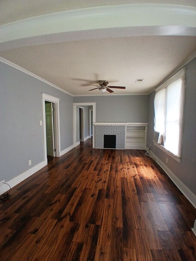 Building Photo - Newly Renovated 3 bedroom 1 bath Home - Op...