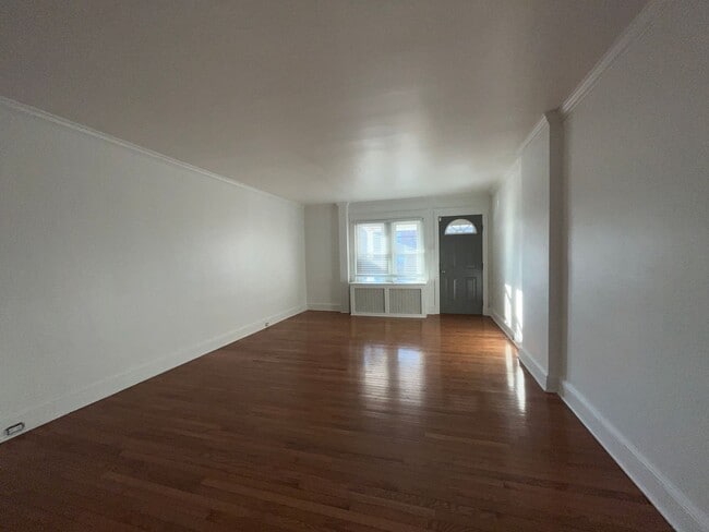 Foto del edificio - Large, well-maintained 4-bedroom, 1-bathroom row home