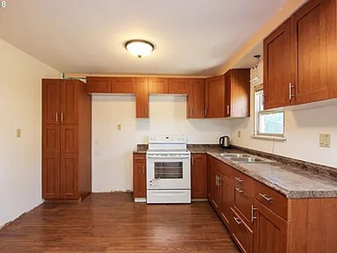 Foto del edificio - CHARMING ONE LEVEL HOME W/ GARAGE! W/S/G INCLUDED!