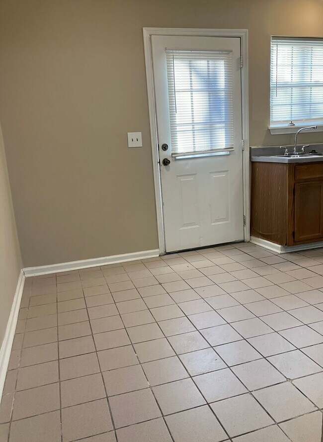 Foto del edificio - 2 story end unit condo