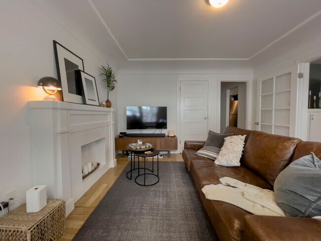 Building Photo - 1256 N Poinsettia Pl