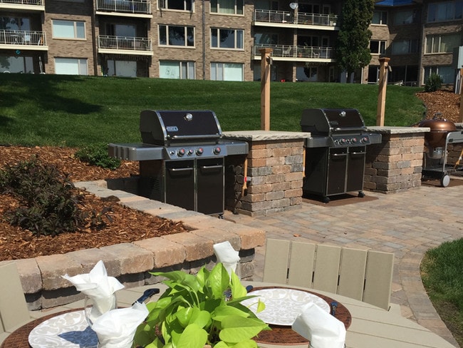 Grilling areas with Weber gas and charcoal grills - Minnetonka Edgewater