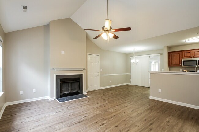 Foto del edificio - 1225 Larkspur Dr