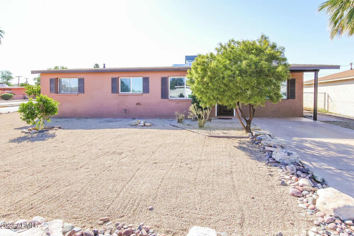 Primary Photo - 2202 E Marmora St