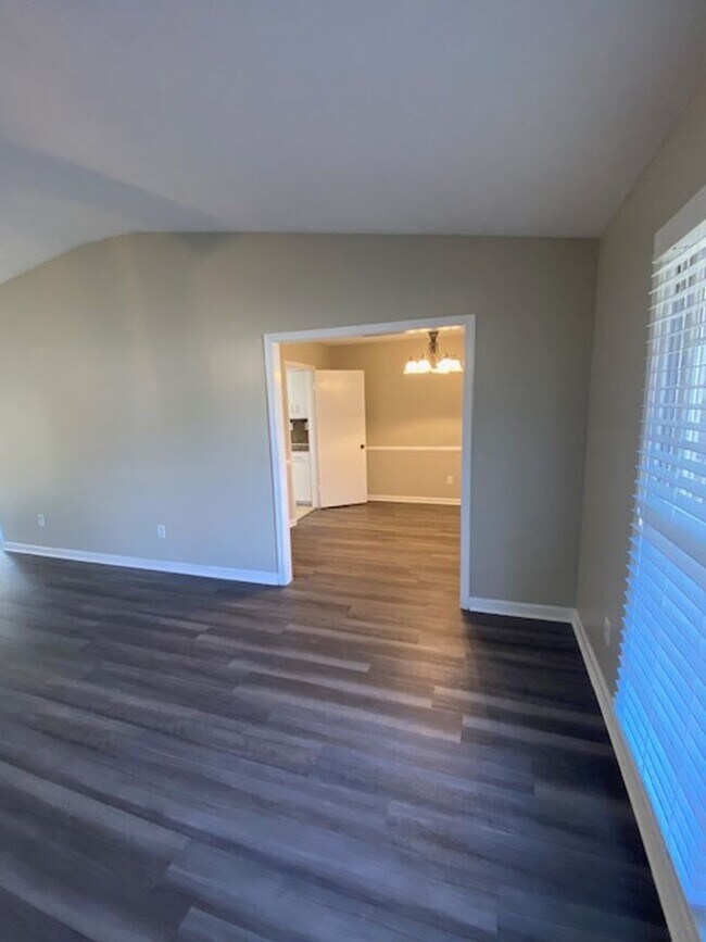 Foto del edificio - A Quiet Location, $200 Move-N-Special