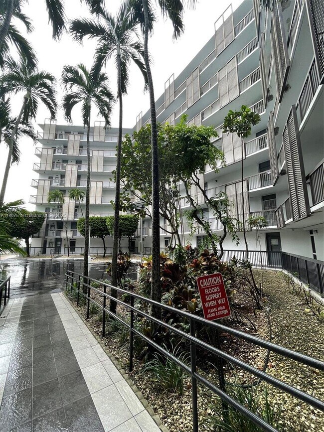 Foto del edificio - 20400 W Country Club Dr