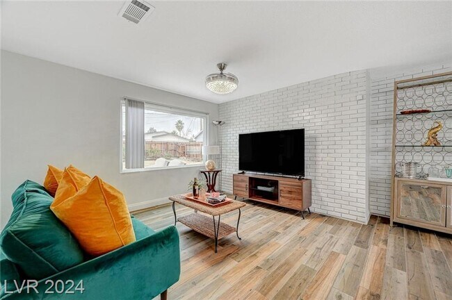Foto del edificio - MODERN SINGLE STORY NESTLED IN HUNTRIDGE N...