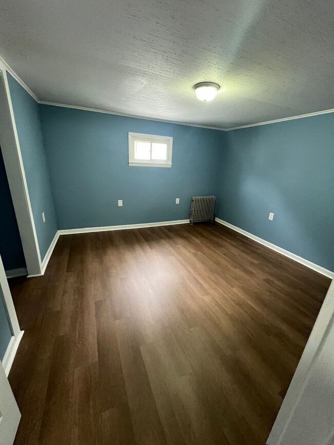 Building Photo - Newly Renovated 4 Bed/1 Bath Single Family...