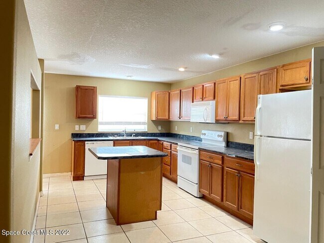 Building Photo - 2295 St Andrews Dr