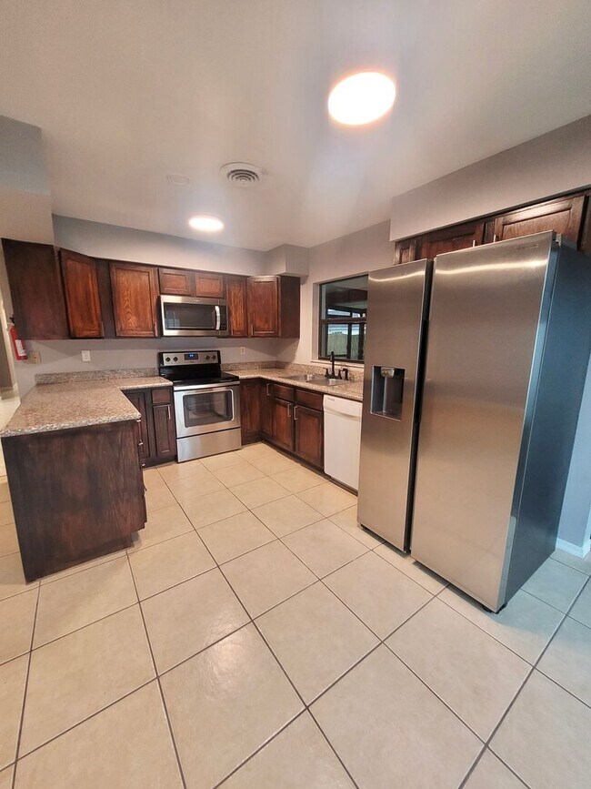 Foto del edificio - Spacious 3 bed 2 bath home in Kissimmee