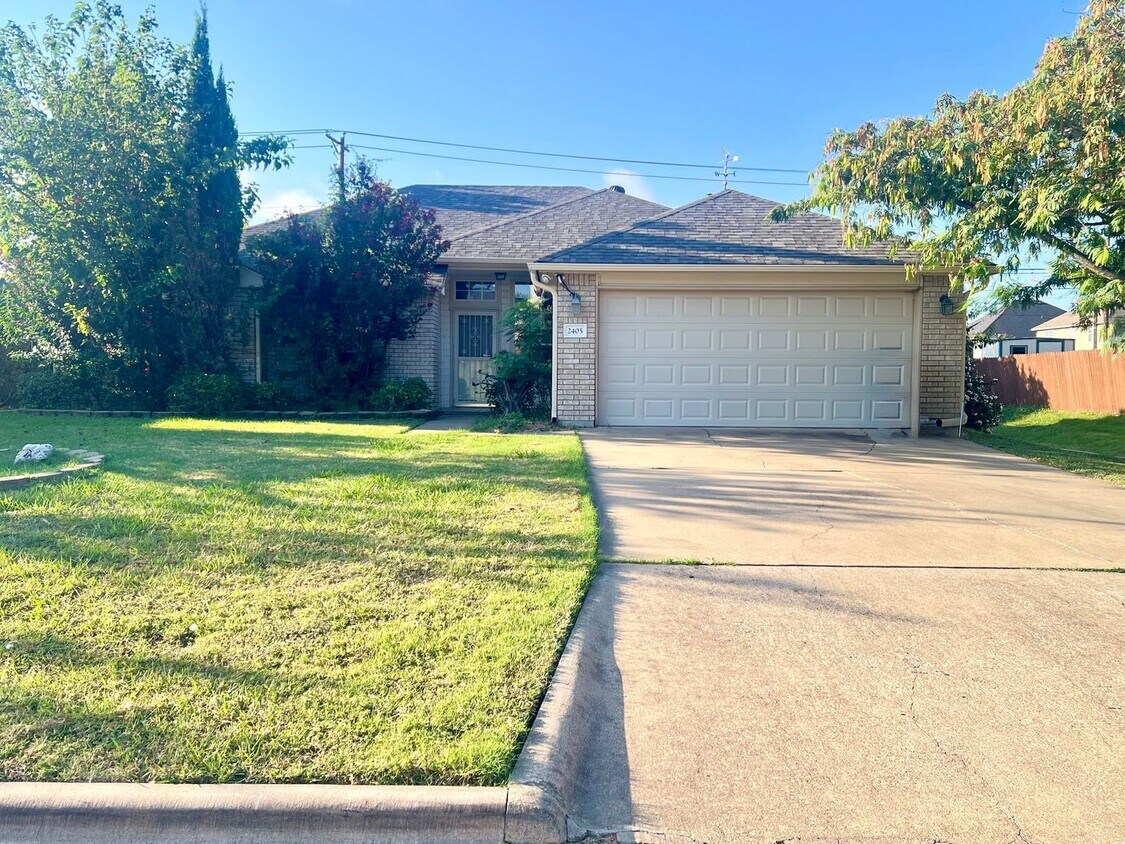 Building Photo - 2405 Creek Dr
