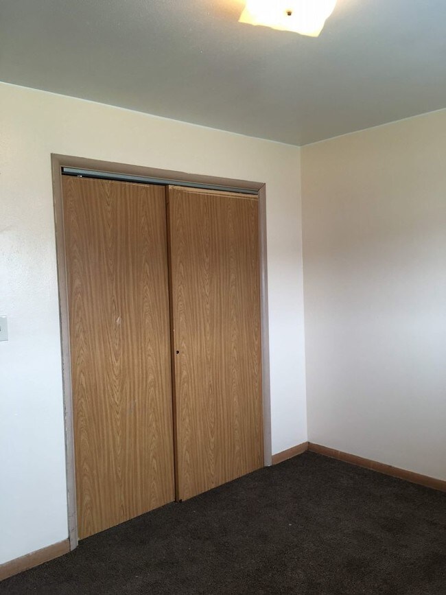 Foto del edificio - 9402 W. Sheridan Avenue - 2 Bedroom Upper