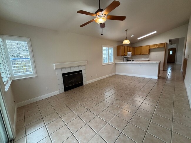 Building Photo - Sharp Home!