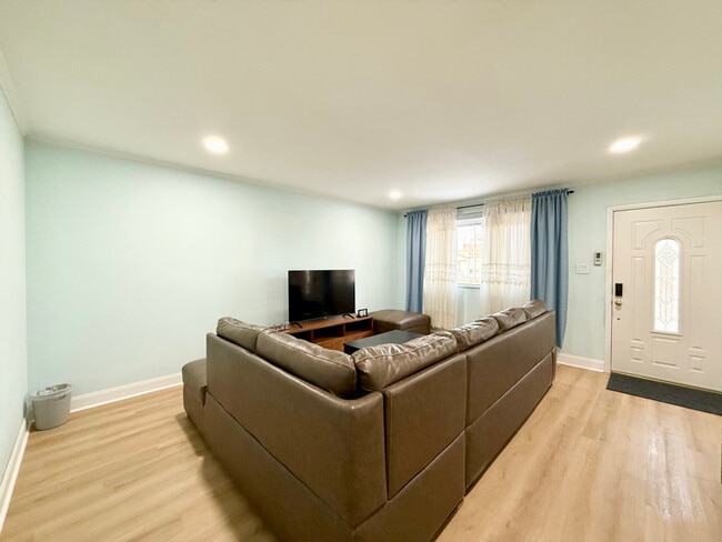 Building Photo - 613 Williams Terrace