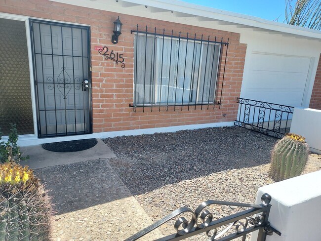 Gated front yard patio - 2615 W Anklam Rd