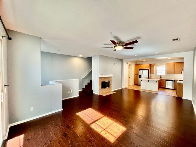 Building Photo - Fantastic 2B/2.5BA Townhouse in Chula Vist...