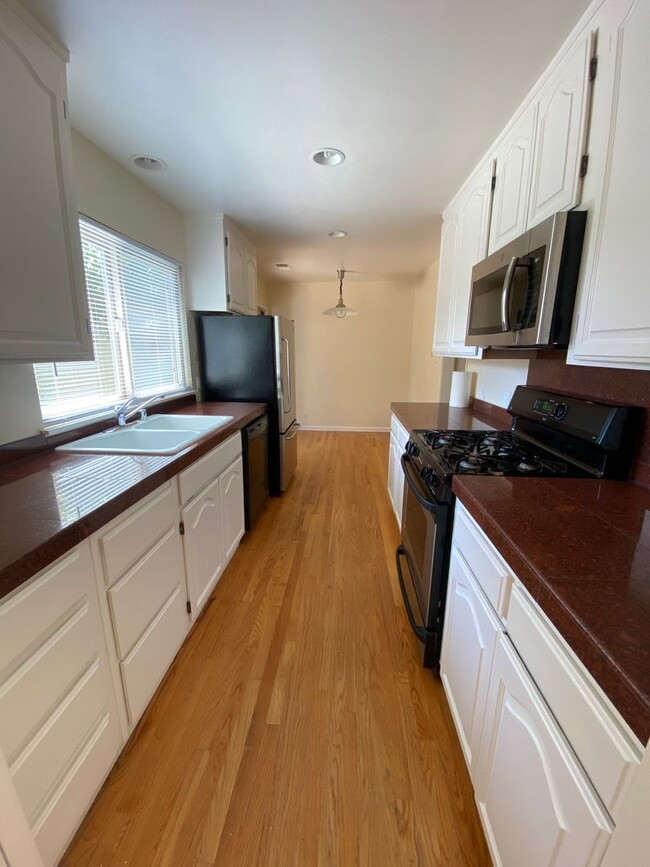 Building Photo - 1100 Island Dr