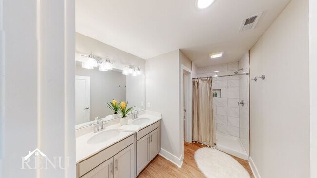 Foto del edificio - 2351 E 19th St