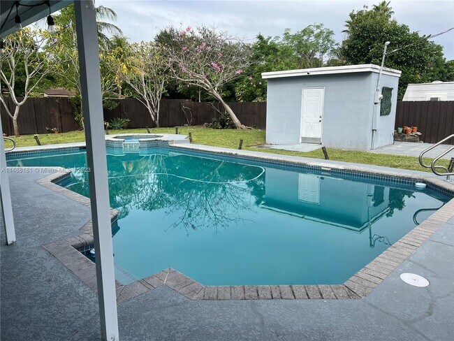 Foto del edificio - 12805 NE 11th Ct