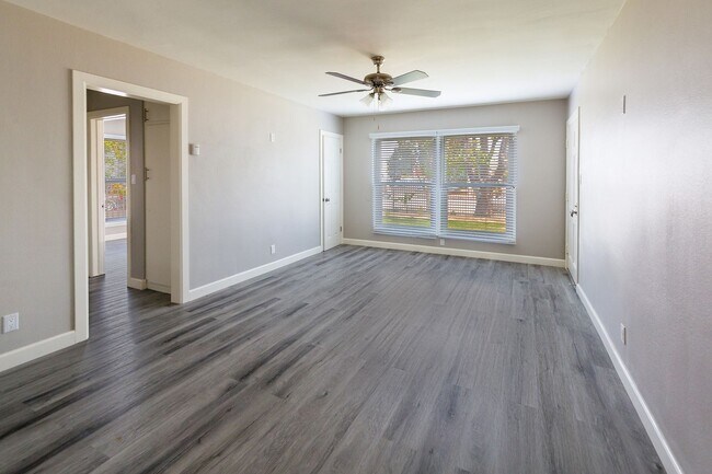 Building Photo - Fully Renovated 1 bedroom Apartment! 1/2 o...