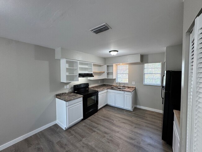 Photo - 927 33rd Ave W Apartment