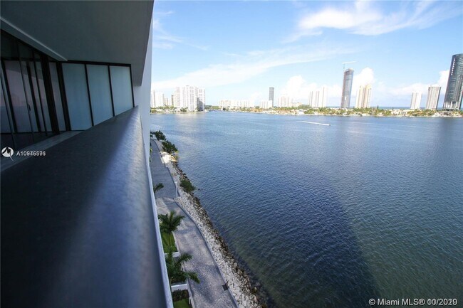 Building Photo - 5000 Island Estates Dr